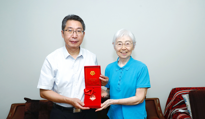 申長雨等局領(lǐng)導(dǎo)走訪慰問老黨員并頒發(fā)“光榮在黨50年”紀(jì)念章